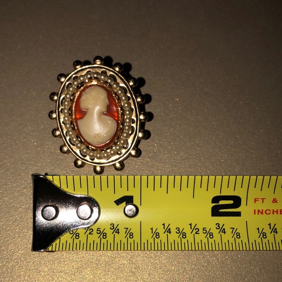 Elegant Victorian Cameo Brooch with Pearl Accents - Picture 8 of 8